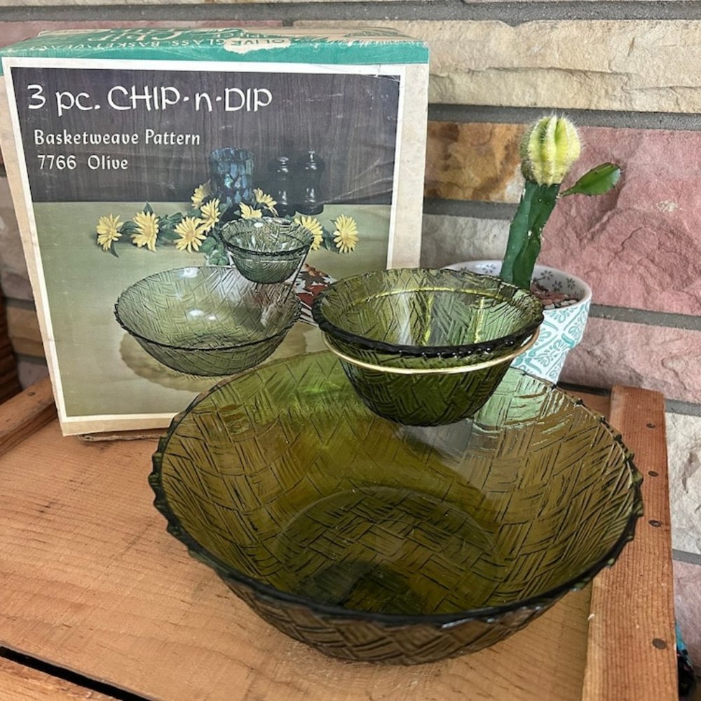 Vintage Indiana glass olive green basketweave pattern 3-piece Chip and Dip Set